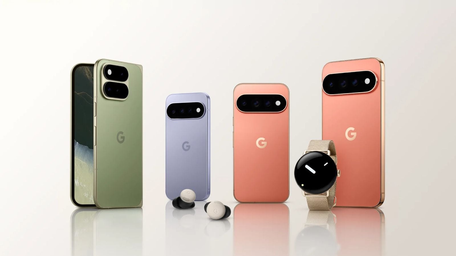 Řada zařízení Google Pixel (skládací a klasické telefony), sluchátka Pixel Buds a hodinky Pixel Watch na světlém pozadí