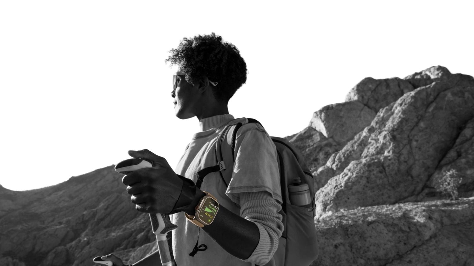 Černobílá fotografie turisty s Apple Watch Ultra 4 na zápěstí