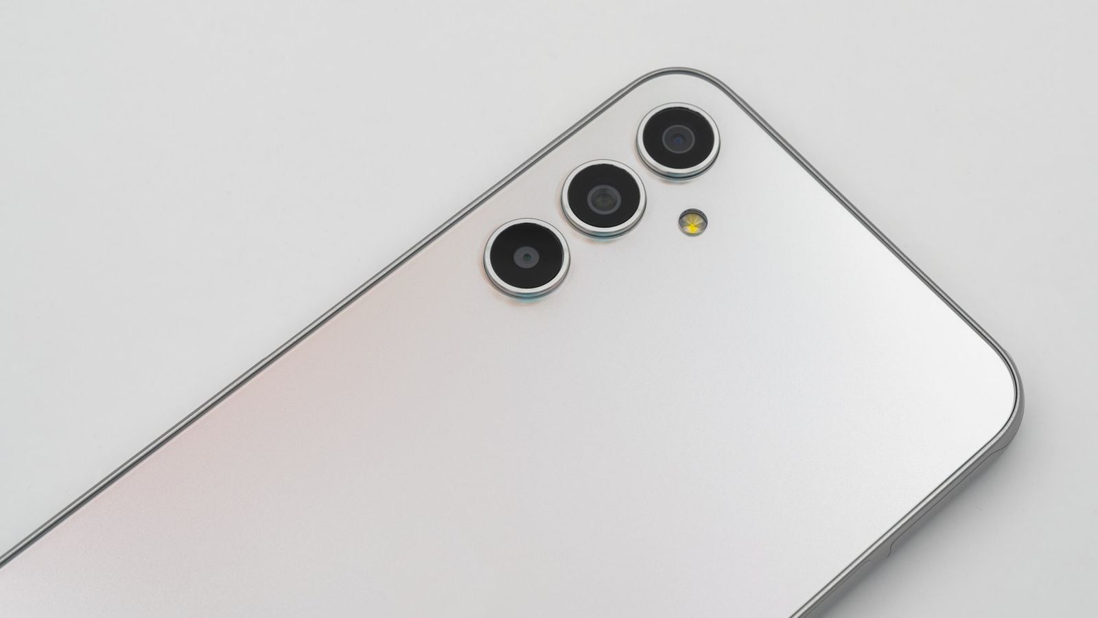 Extrémní detail trojitého fotoaparátu a blesku na zadní straně Samsung Galaxy A34