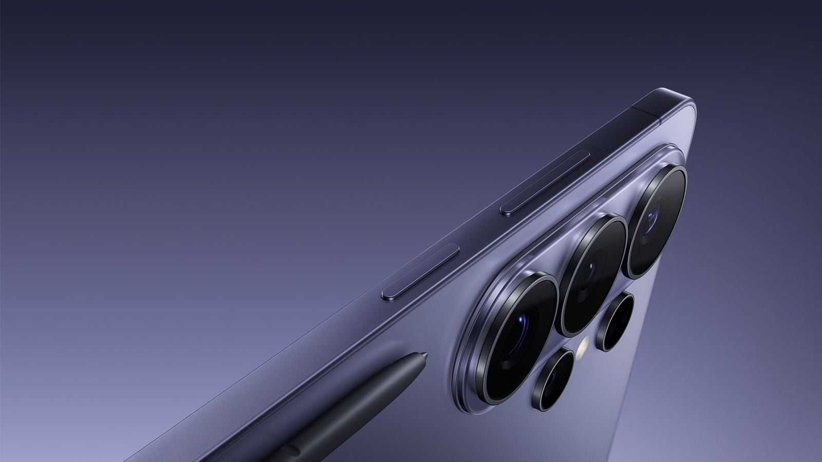 Detailní záběr na fotoaparát Samsung Galaxy S24 Ultra se S Pen, fialovomodrá barva