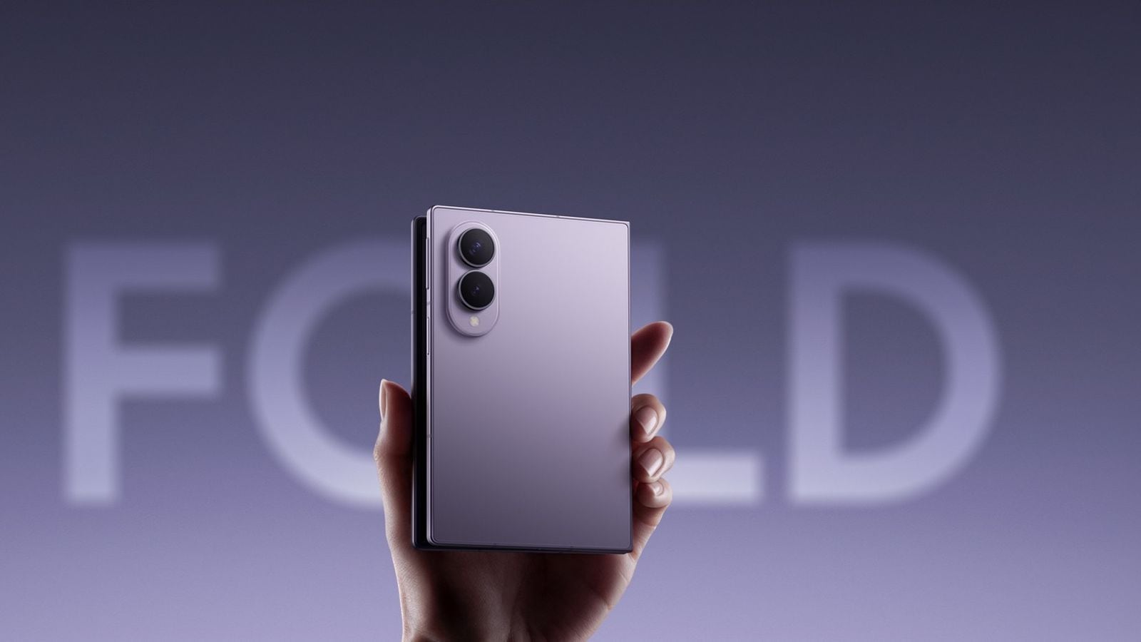Ruka drží složený Samsung Galaxy Z Fold ve fialové barvě, viditelný duální fotoaparát