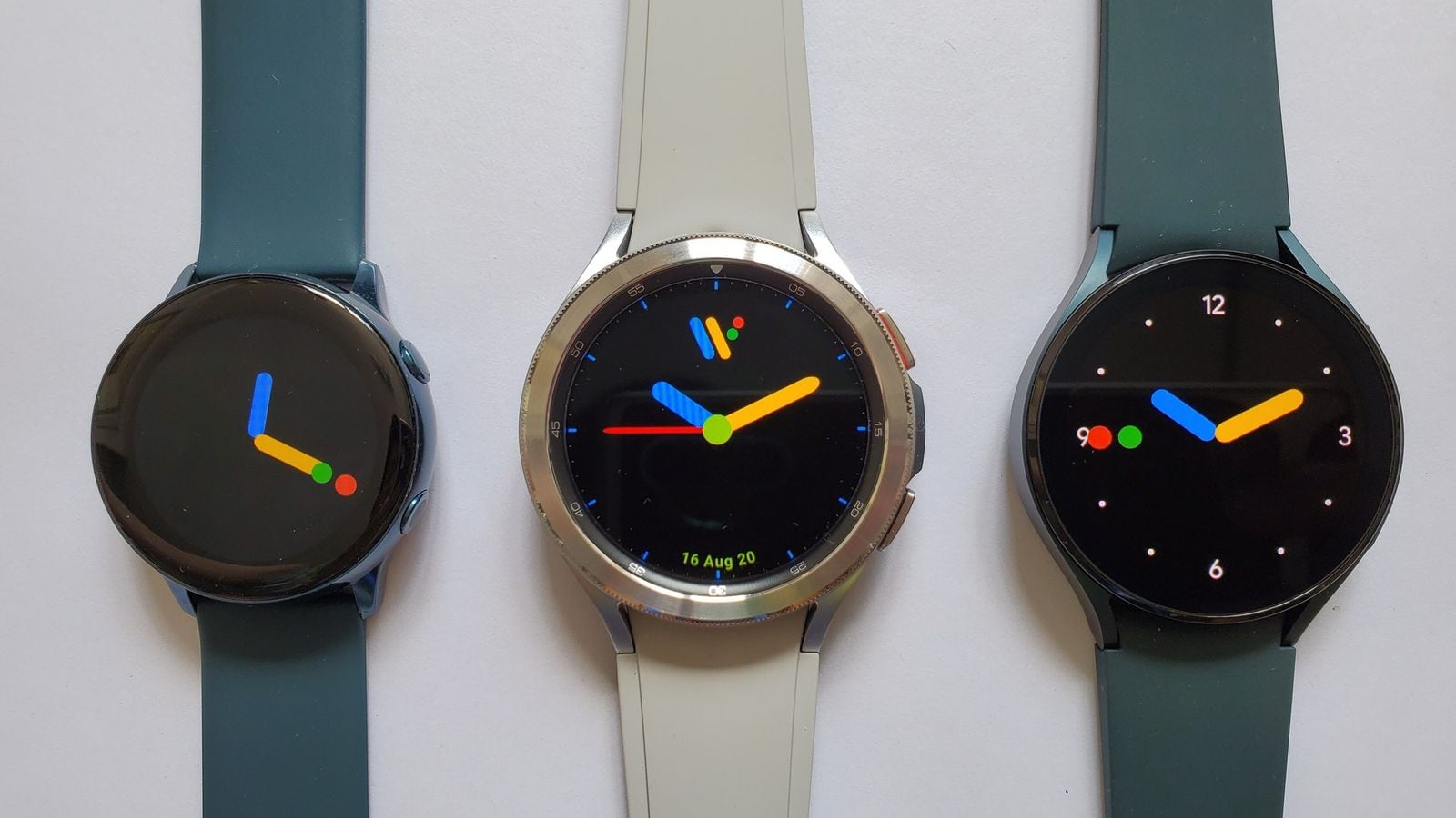 Tři chytré hodinky Samsung Galaxy Watch vedle sebe se zobrazenými ciferníky