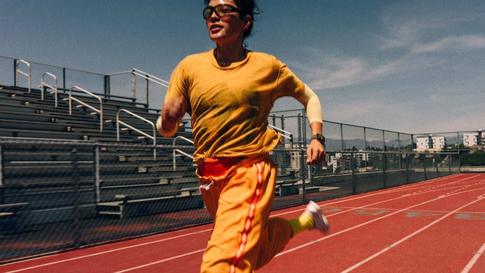 Uživatel Apple Watch Series 12 běží na atletické dráze